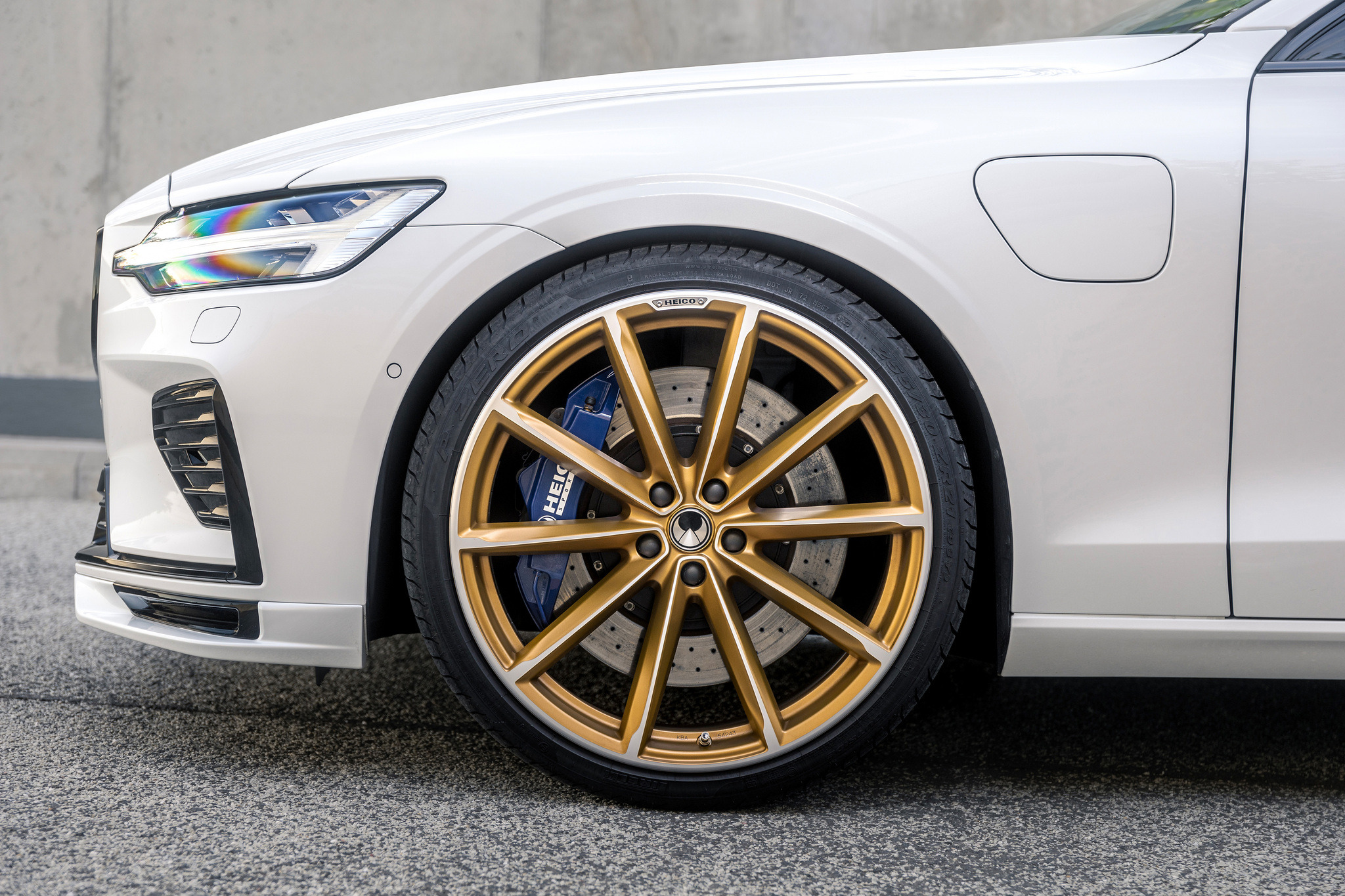 ドイツの老舗ボルボ専門チューナーから、限定の新色アルミ「ゴールド