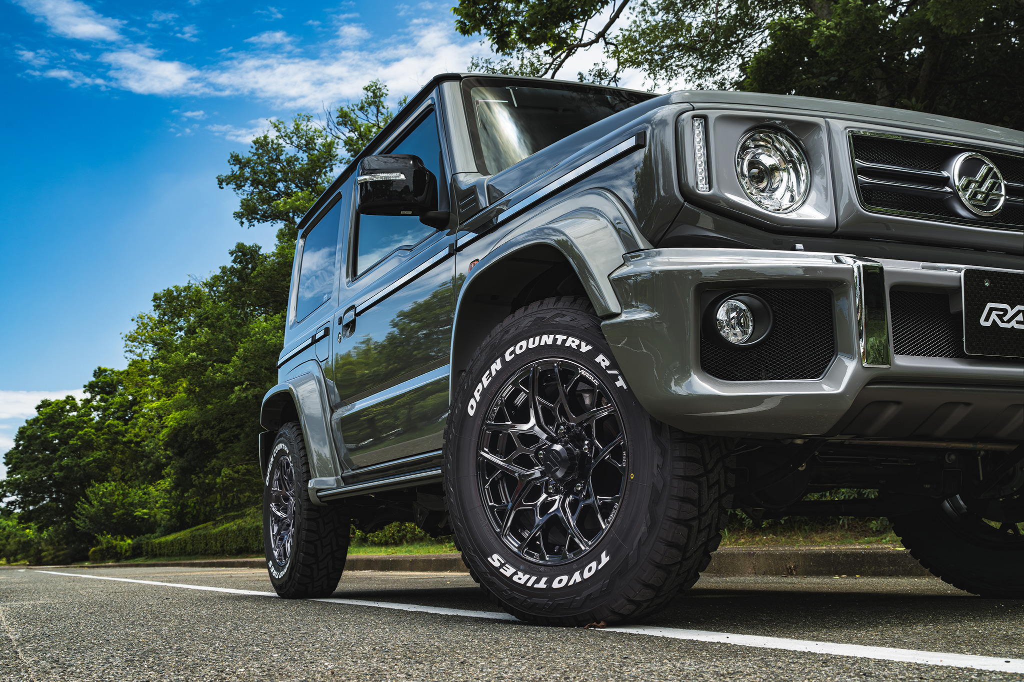 ジムニーがストリートでも映える！クラスを超えた余裕を表現する