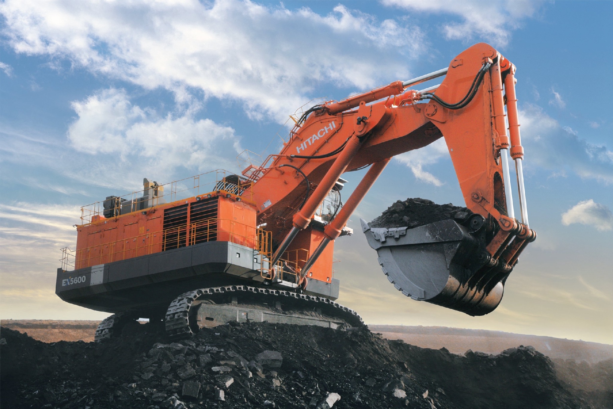 超大型油圧ショベル「EX5600」がデモ！ 日立建機フェスティバルを