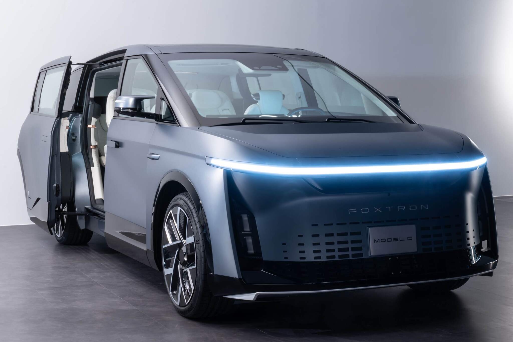 デザインはピニンファリーナ、フォックスコンが新型電動ミニバン