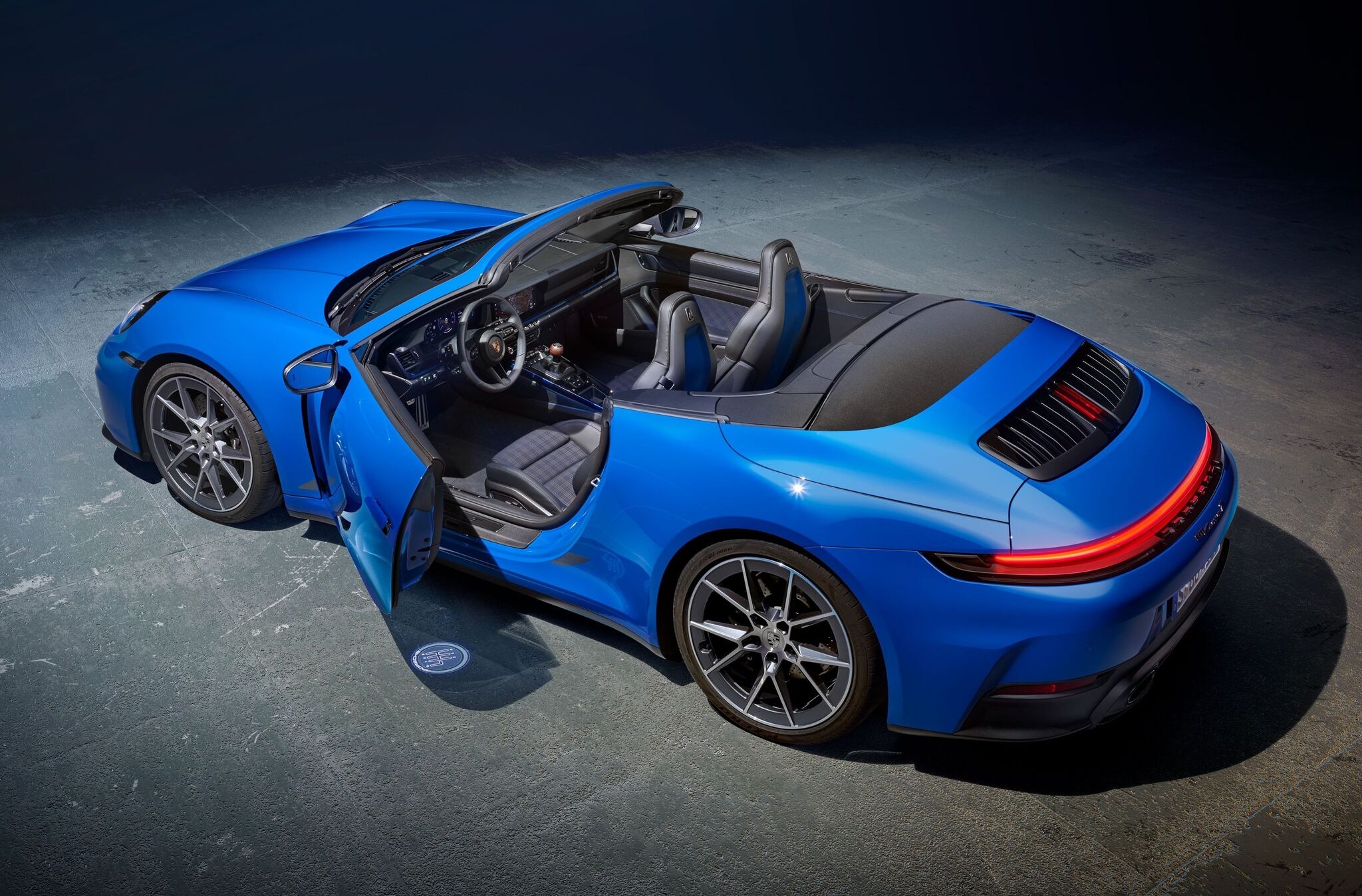 UTモデル　ポルシェ911カブリオレ MTのみの硬派ポルシェ、『911カレラT』に初のカブリオレ登場…2114万円