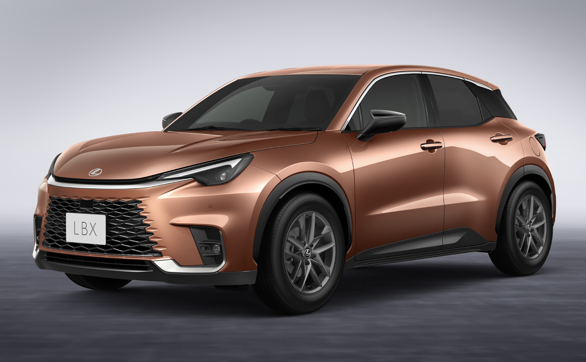 レクサス『LBX』に420万円グレード登場、SNSではコスパ評価の声も…土曜