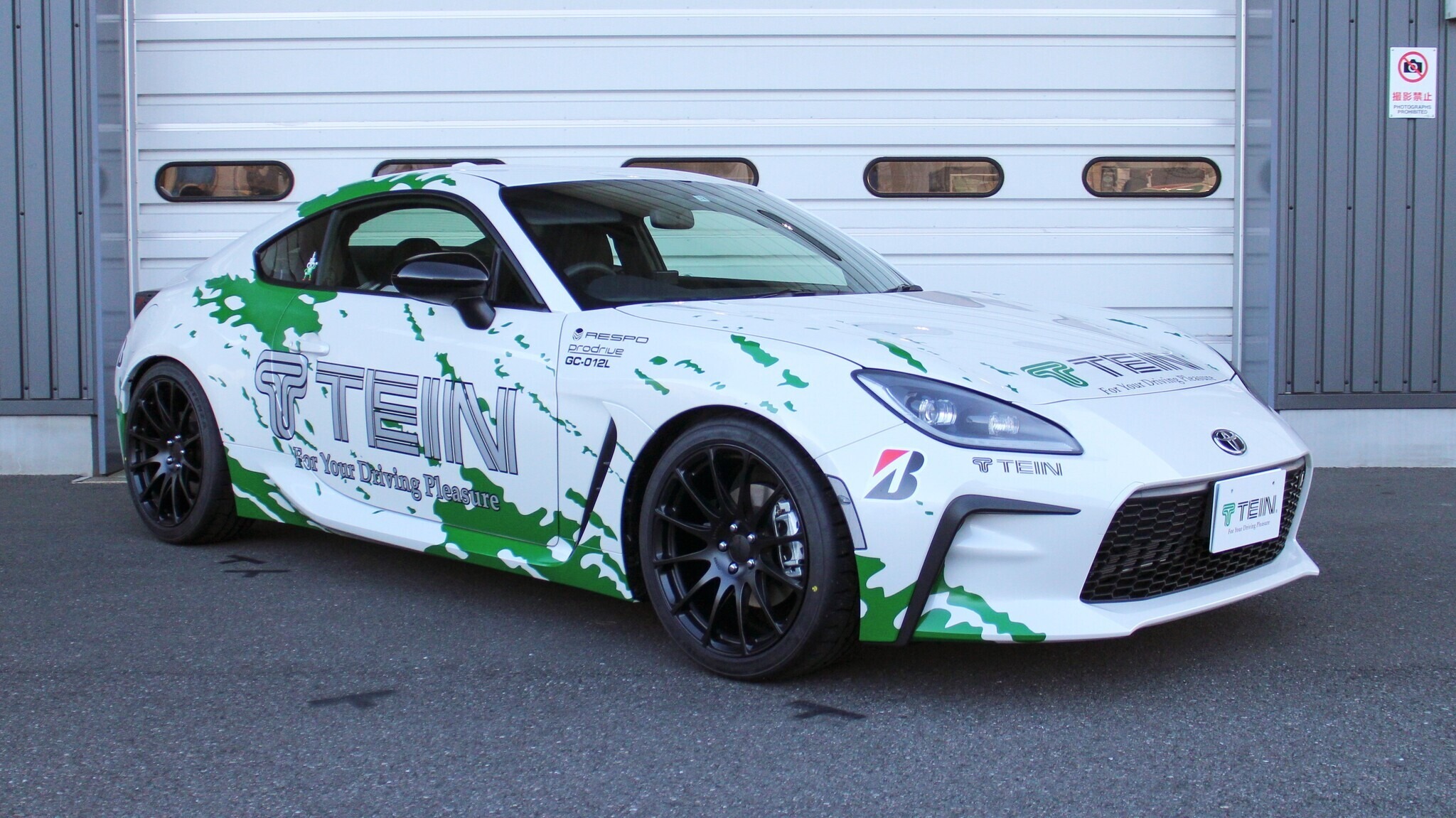 別タンク付きショック＋2ウェイ減衰力調整を採用、テインのプレミアム