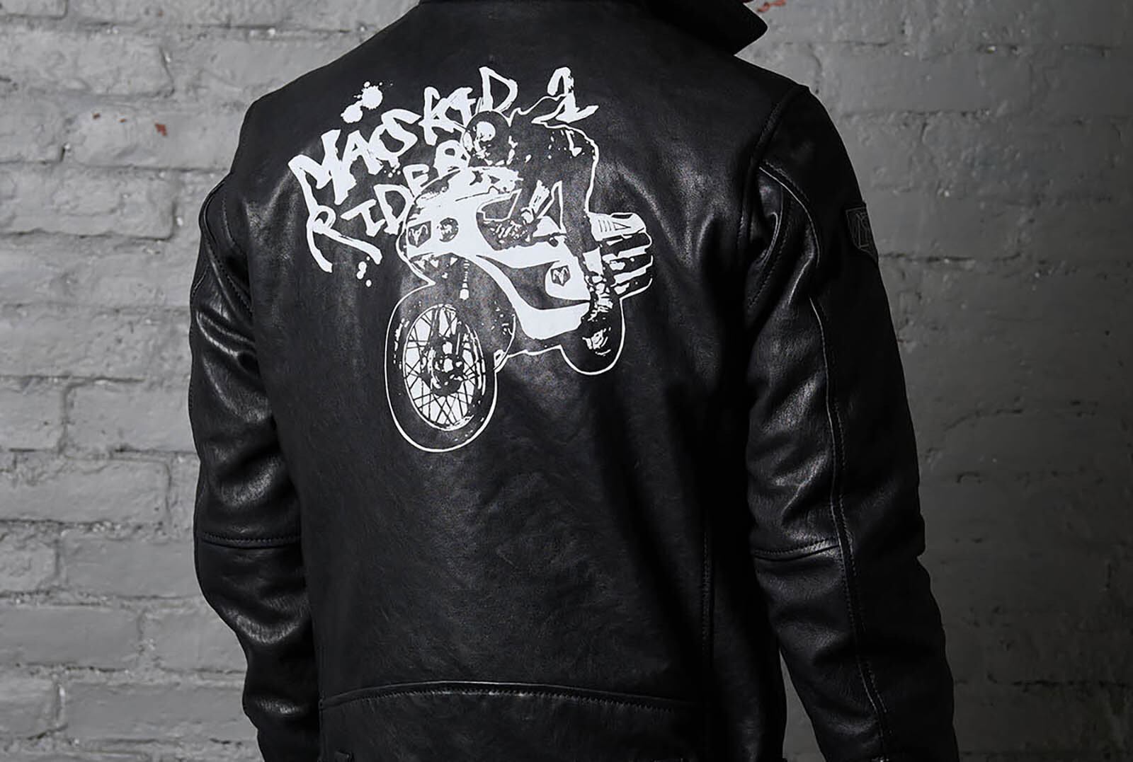 心に眠るヒーローを呼び覚ます」老舗革ジャンメーカーが『仮面ライダー