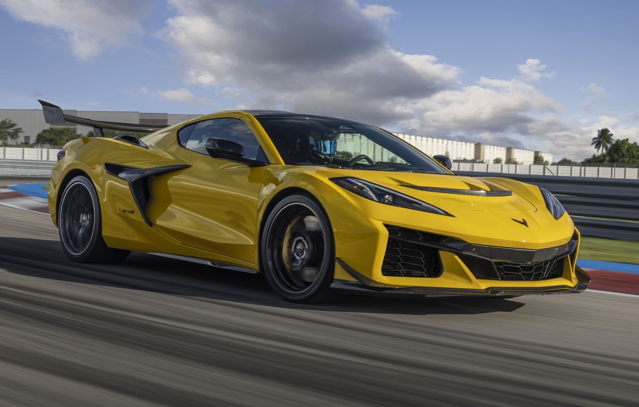 アメリカ史上最強のV8エンジン搭載！コルベット『ZR1』発表