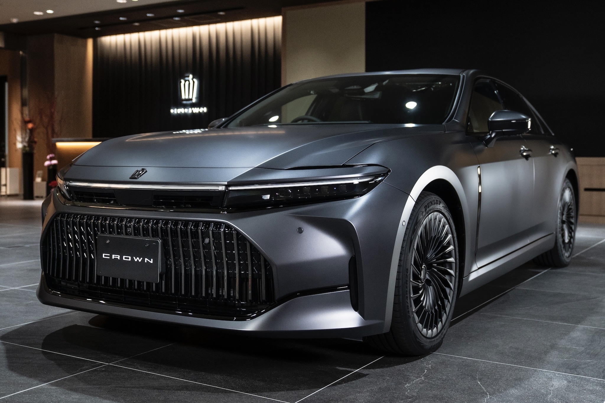 マットメタル”シリーズ第3弾、トヨタ『クラウン』セダンに設定［詳細