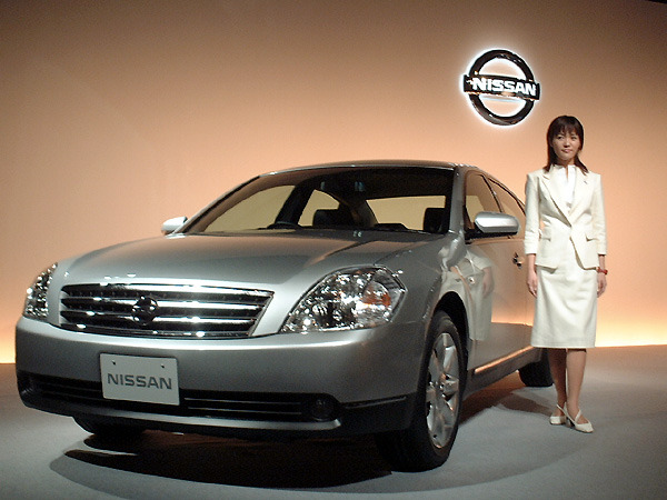 日産が業績発表会場でお披露目---ローレル/セフィーロ統合後継車
