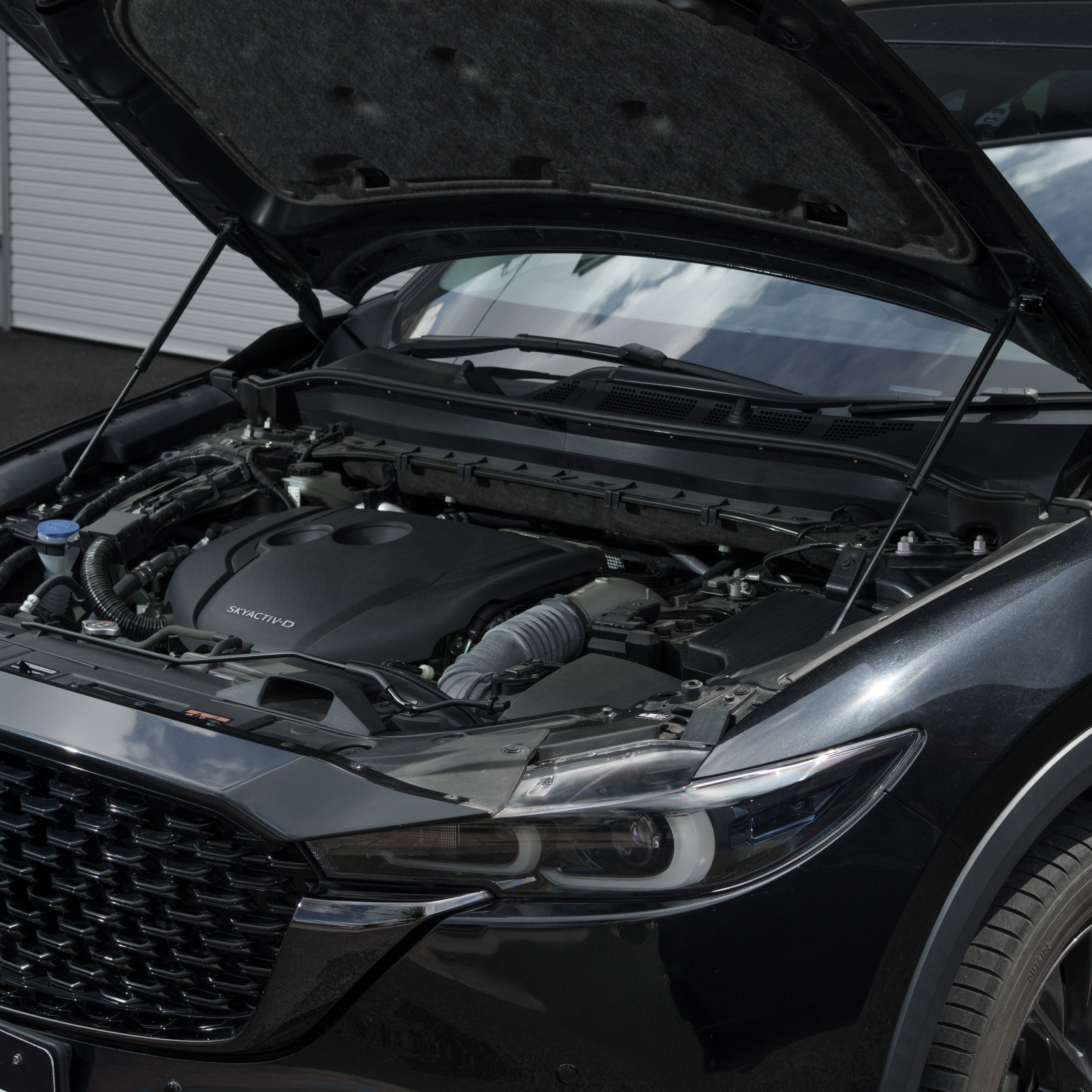 マツダ『CX-5/CX-8』のボンネットをラクラク開閉！「ボンネット