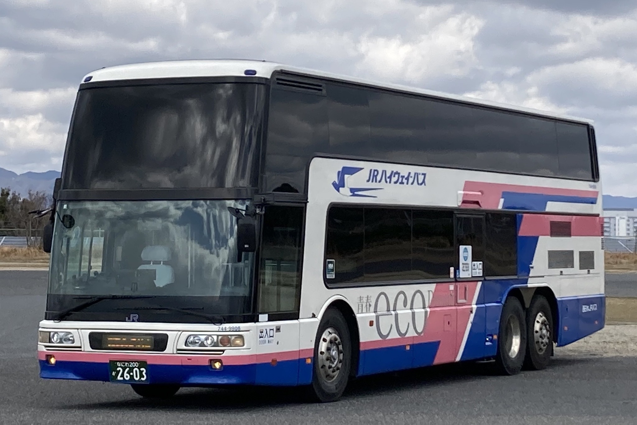 エアロキング・レトロバス・アストロメガが鈴鹿サーキットに集合