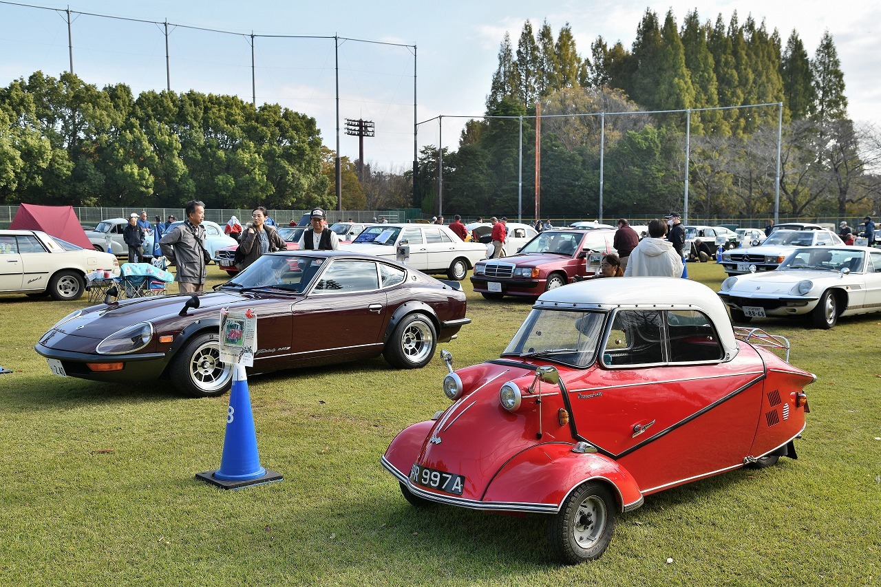 野球場の芝生に名車がずらり…クラシックカーフェスティバル2025 in