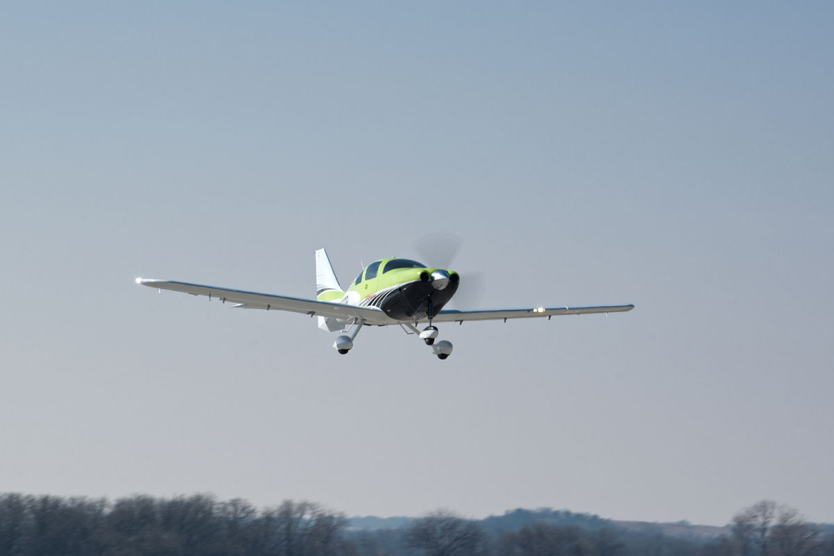 セスナ、単発プロペラ機 TTx が最初の生産飛行に成功