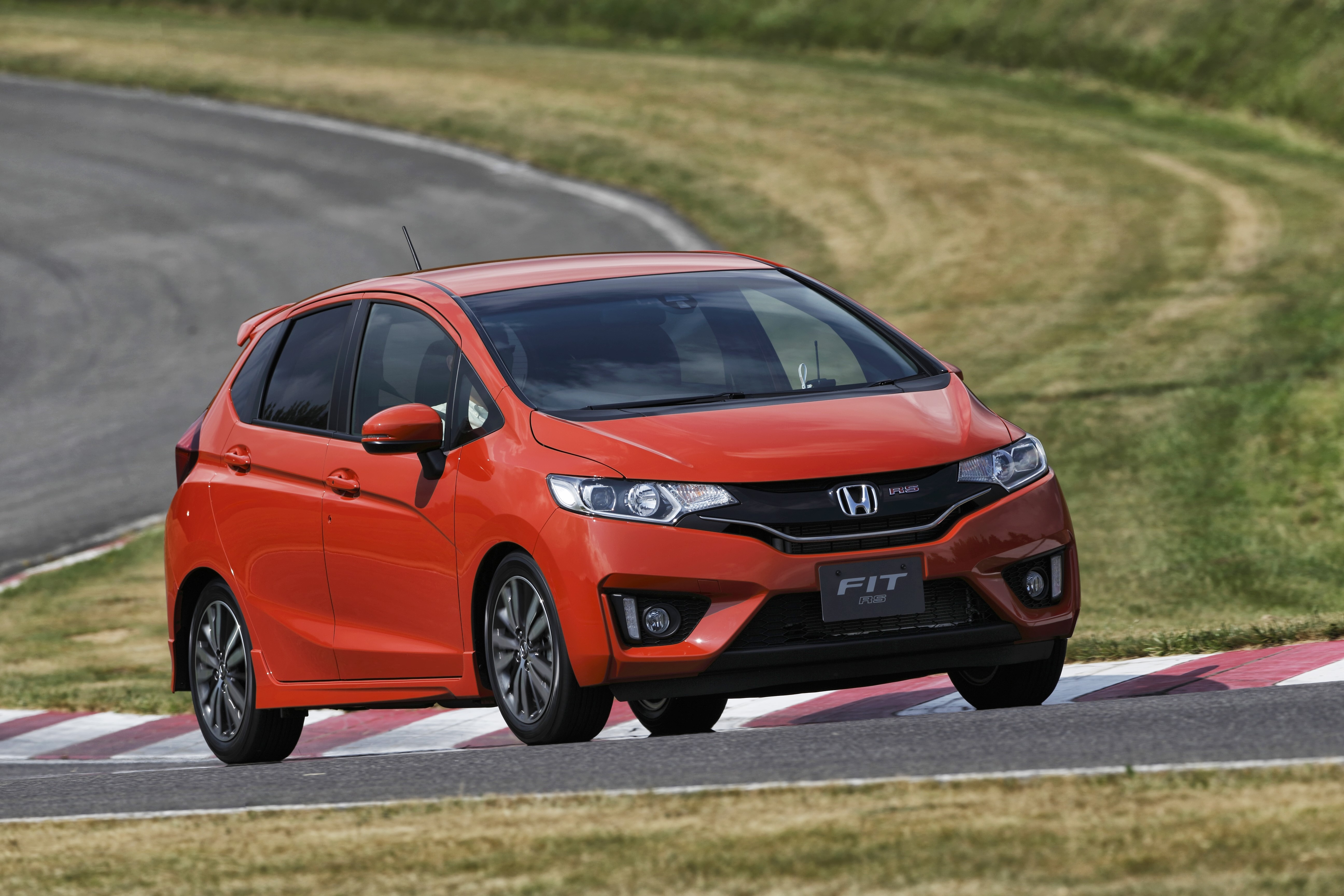 車のフィット2015年型 フィット（ホンダ）13G・Fパッケージ（2015年9月