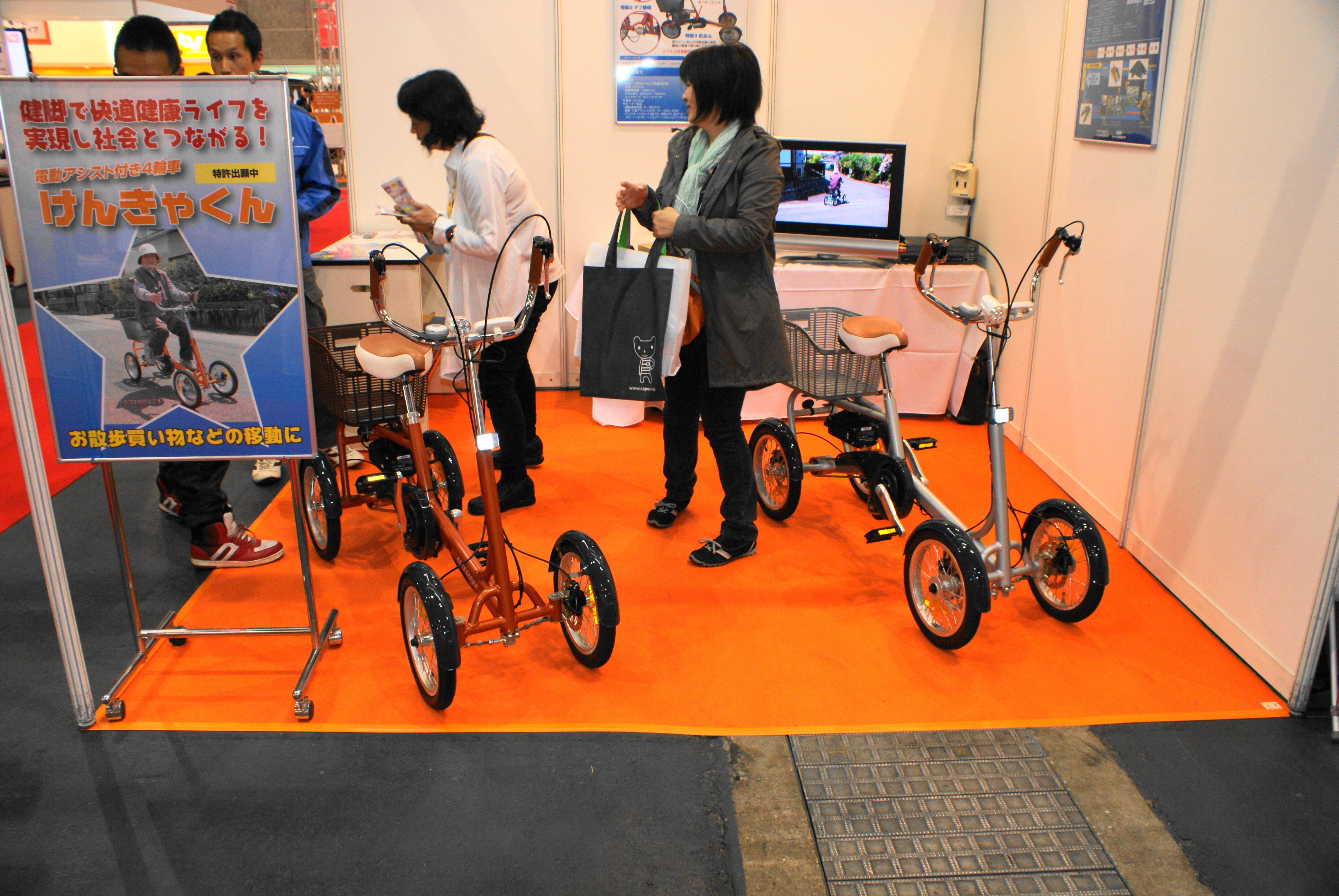 バリアフリー14 協栄製作所 電動アシスト付四輪自転車を展示 腰掛け感覚で乗れる低いフレーム レスポンス Response Jp バリアフリー14 協栄製作所 電動アシスト付四輪自転車を展示 腰掛け感覚で乗れる低いフレーム レスポンス Response Jp