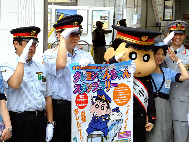 しんちゃん一日車掌で東武8111編成に乗車…「オラといっしょに
