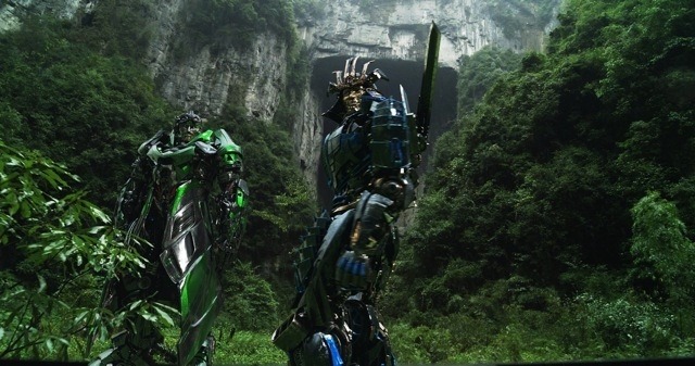 渡辺謙演じるトランスフォーマーは二刀流のスーパーカー 渡辺謙演じるトランスフォーマーは二刀流のスーパーカー