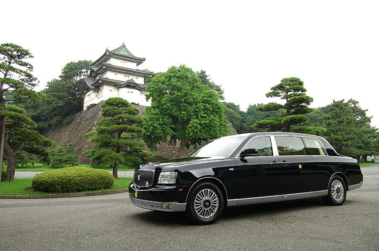 天皇皇后両陛下 初登場の新型センチュリーで秋田に!! Emperor