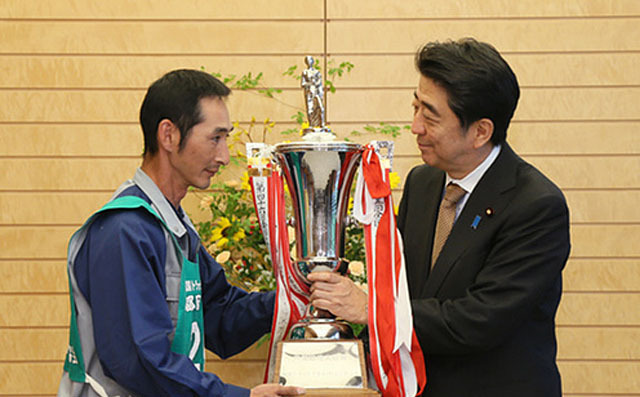 全国トラックドライバーコンテスト 優勝者が安倍総理を表敬訪問 レスポンス Response Jp 全国トラックドライバーコンテスト 優勝者が安倍総理を表敬訪問 レスポンス Response Jp