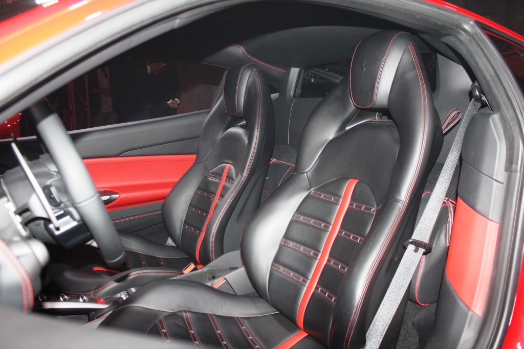 内装パーツ 15-19 FERRARI F488 GTB＆スイカー用プライマンデイワースライン・エイジョウモラフフム - オリジナルのタイトルを表示する 15-19 Ferrari ◇フェラーリ 488 GTB⁄GTS スパイダー用 ドライカーボン センター