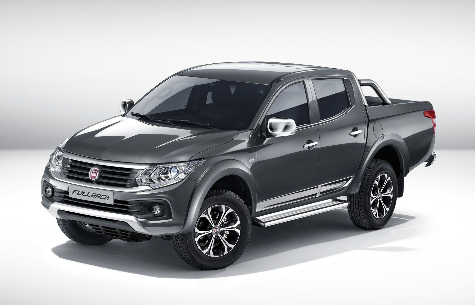 ドバイモーターショー15 フィアット フルバック 発表 三菱 トライトン のoem 1枚目の写真 画像 レスポンス Response Jp