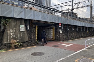 日産セレナまでなら通れる、制限高さ1.9mの古くて低いガード…JR・浜松町~田町 画像