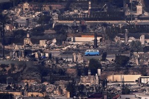 カリフォルニア山火事で生き残った「奇跡のバス」、VWが希望の象徴として復元へ 画像