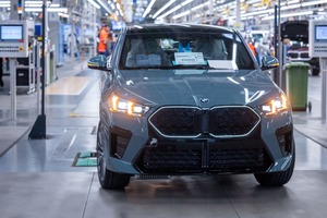 BMWの新車が工場内を完全自動運転、独レーゲンスブルク工場に導入 画像