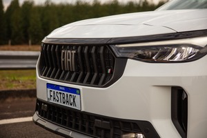 フィアットの小型SUVクーペ、『ファストバック』に改良新型…新グリルで大胆チェンジ 画像