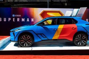 トヨタ『bZ4X』がスーパーマンカラーに!? 映画『スーパーマン』起用でレッドカーペットに登場 画像
