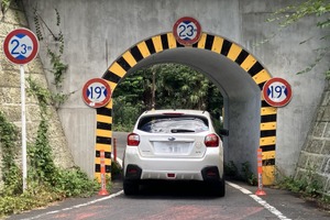 狭い道！ 制限1.9mの架道橋に行って「おかしい」と気づいた…夏休みに読まれた記事ベスト5 画像