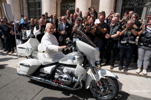 ローマ教皇がBMW『R18』を祝福!? CEOも「クレイジーなアイデア」、サイン入りで慈善オークションに 画像