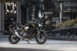街乗りからツーリングまでこなせるスーパーネイキッド、カワサキ『Z400』2026年モデル発売 価格は77万円 画像