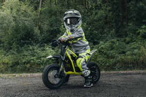 座って・立って2WAY、トライアンフからジュニアライダー向け電動オフロードバイク『TXP』登場 画像