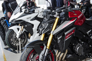 初公開「赤のS」と「白のGT」で『GSX-R』40周年を祝福！ スズキ工場にファン集結、MotoGPマシン「最後の咆哮」も 画像