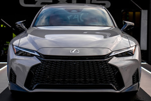 レクサス『IS』改良新型、新フェイスの実車を初公開…米国仕様は「F SPORT」のみ 画像