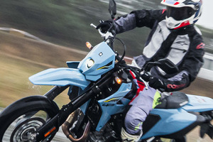 【スズキ DR-Z4SM 試乗】「もはや反則級！」身軽なのに超パワフル、オールマイティな“戦闘力”に唸る…青木タカオ 画像