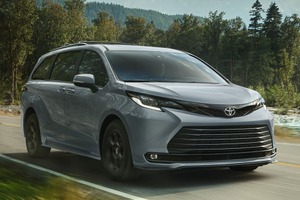 米トヨタのミニバン『シエナ』、新色「ヘビーメタル」と新装備採用…約620万円から 画像