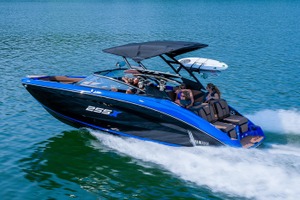 ヤマハ、ウェイクスポーツに特化した「255XD」などスポーツボート3機種の2026年モデルを発表 画像
