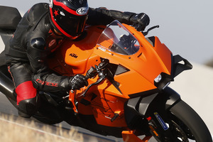 【KTM 990RC R 試乗】エキサイティングかつ、人間が操ることができる「良い境界線」…鈴木大五郎 画像