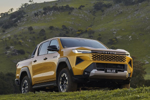 トヨタ『ハイラックス』新型、豊田自動織機のACインバーター採用…キャンプ時などの電源ニーズに対応 画像