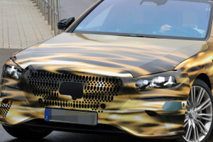 カモフラもすごいが車内も衝撃!? 最新メルセデスベンツ『Sクラス』はハイパースクリーンを採用 画像