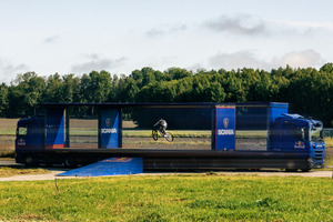 自動運転トラック2台の間を自転車で飛び越える、世界初の挑戦に成功…スカニア 画像