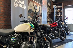 バイクファンに人気のカフェで「ロイヤルエンフィールド」がイベント、最新モデル展示も…12月20日 画像