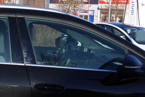 今後はアウディの定番か…開発中の『Q4 e-tron』新型、湾曲ディスプレイを激写！ 画像