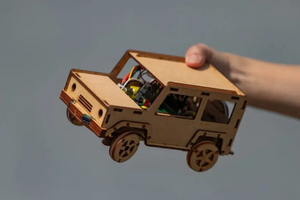 木製車体を組み立ててプログラミング、実際に走行させる体験型教材…「デジハコ プログラミングカー」発売 画像