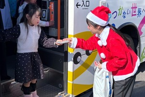 メリークリスバス！ サンタが運転？ 両備バスがクリスマス仕様のバスを運行…お菓子のプレゼントも 画像