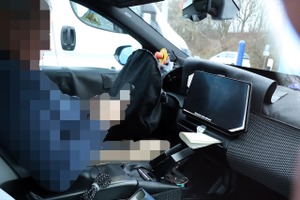 BMWの電気SUV『iX1』、新型プロトタイプを激写！ 17.9インチ巨大ディスプレイ搭載 画像