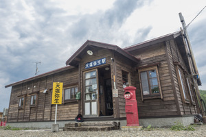 北海道の木造駅舎のテイストをふんだんに盛り込んだ「天塩弥生駅」の建物。