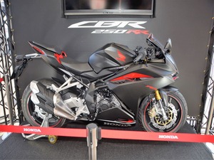ホンダブースに展示される新型CBR250RR