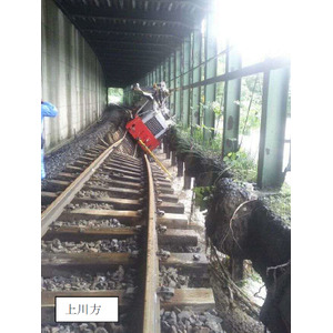 石北線は路盤の崩壊で保線車両が脱線するなど大きな被害が発生。9月1日から上川~遠軽間で臨時バスが運行される。