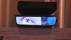 自動防眩ミラー最大手の米Gentexの展示。高機能ミラーによる生体認識の例。